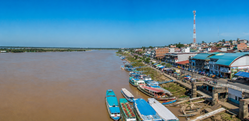 Río Huallaga en Yurimaguas durante la temporada seca, ideal para viajar a la Amazonía peruana